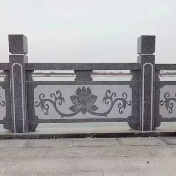 济广高速服务区护栏卡住