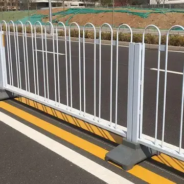 高速公路护栏中间绿板是什么