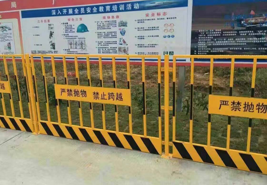 有人安装高速公路的护栏杆