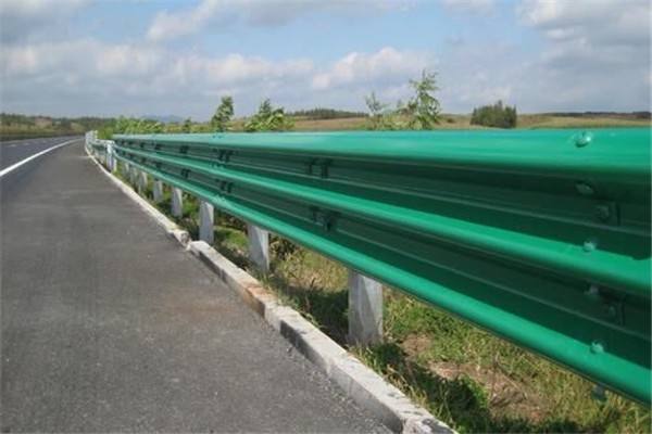 渝邻高速公路护栏刺穿