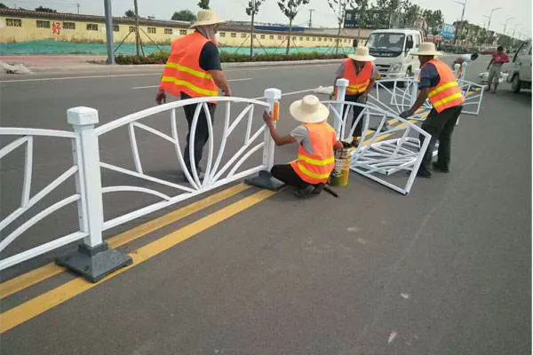 高速公路两边护栏工程