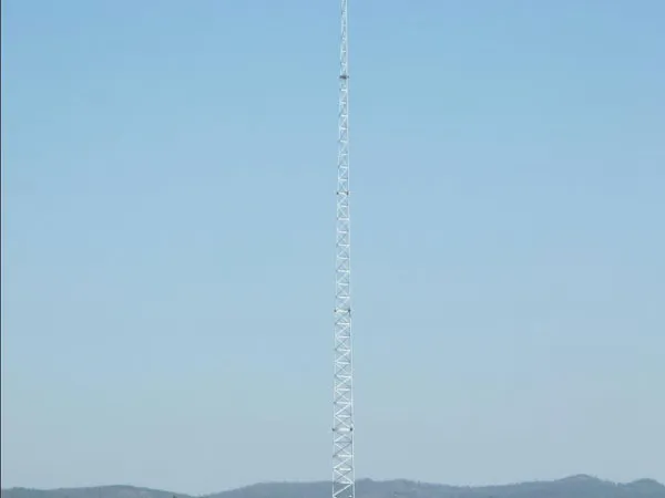 高压塔避雷线和建筑物避雷线相连