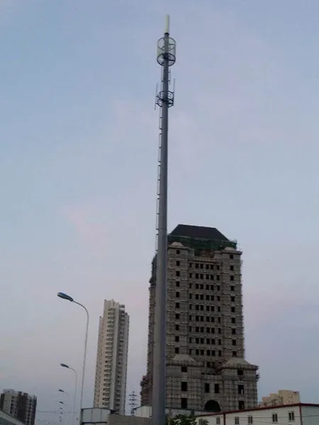 移动通信塔刮风摇摆