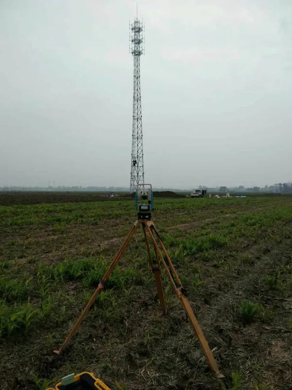 高压线与通信塔