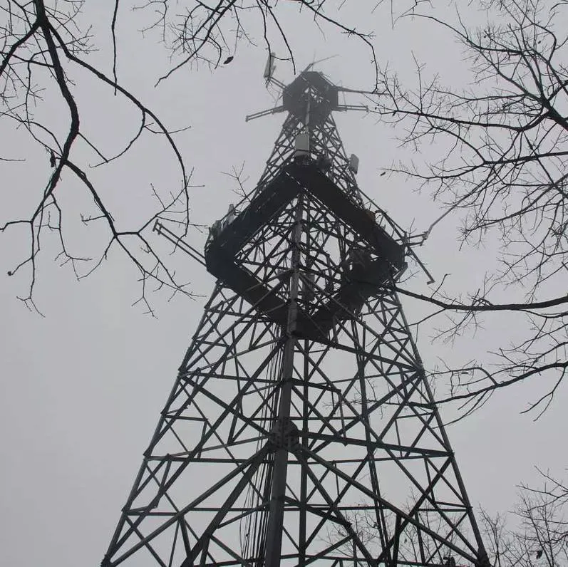 高铁站的信号塔